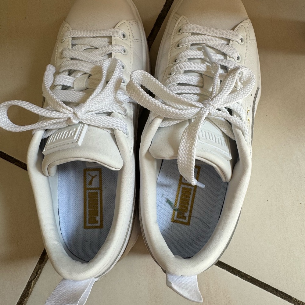 Women’s Puma sneaker in very good condition. Almost like new.
